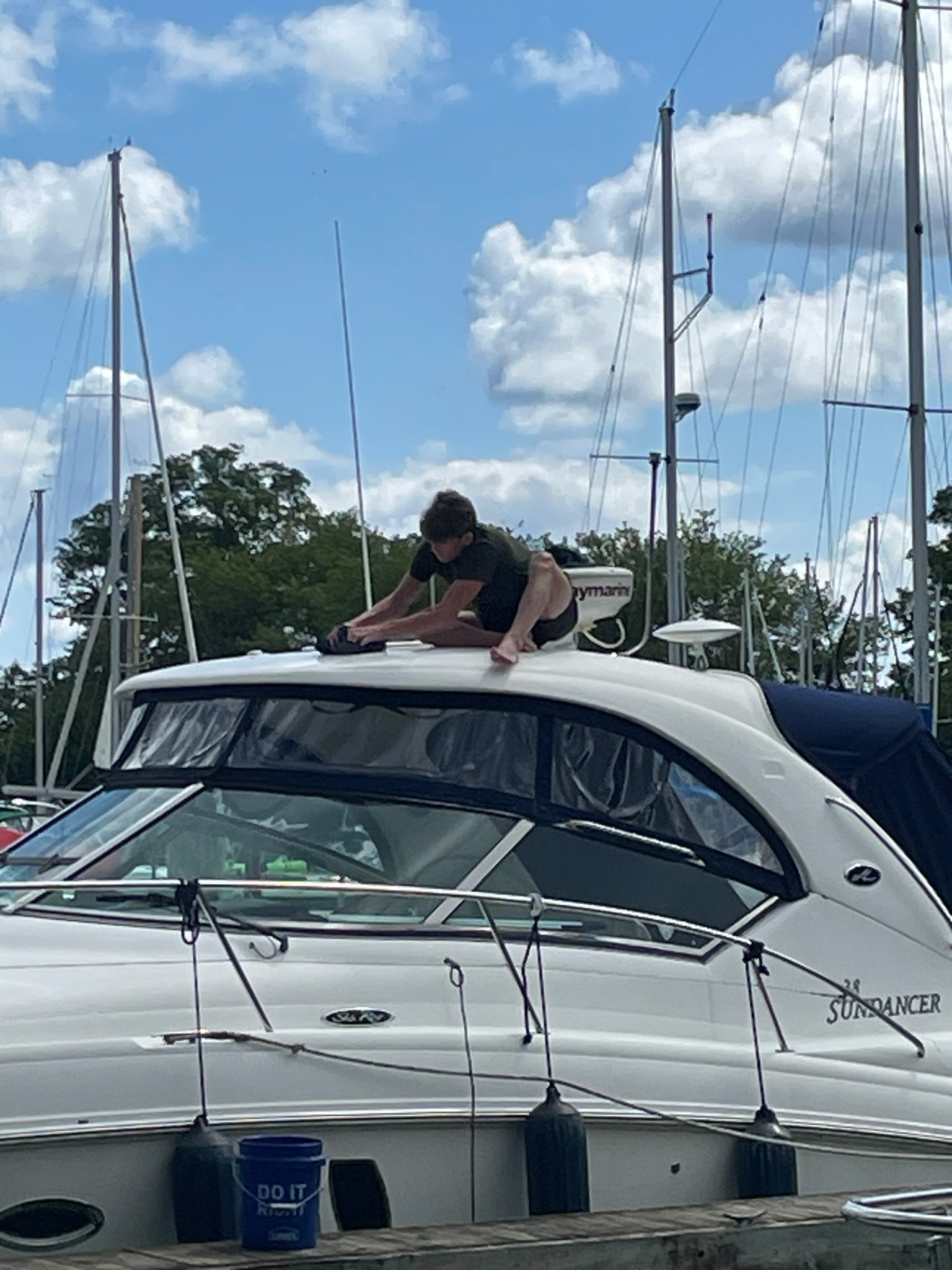 Detailing a Sea Ray Sundancer